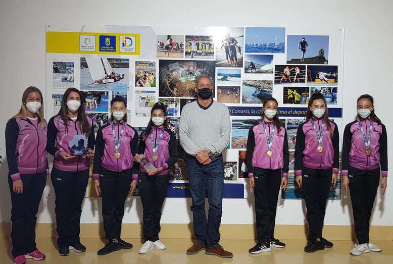 Las integrantes del Attenya Telde junto al consejero Francisco Castellano / TA